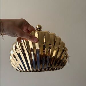 Gold Shell Clutch Bag bilini